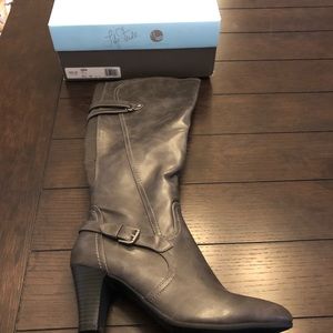 Life Stride Gray Boots